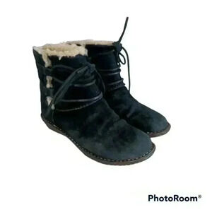 Ugg Women's Black Caspia Suede Boot 6